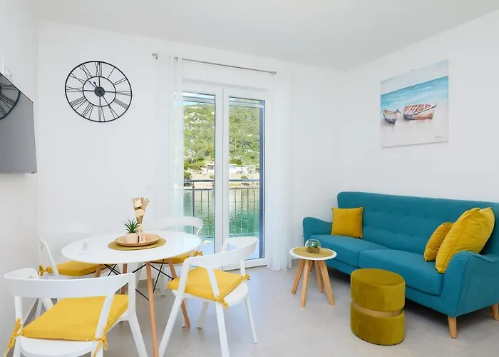 Lantern Apartment *