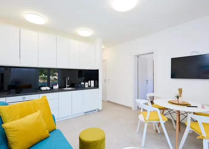 Lantern Apartment *